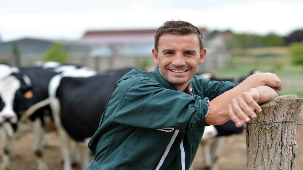 Agriculteur avec groupe électrogène GELEC Energy