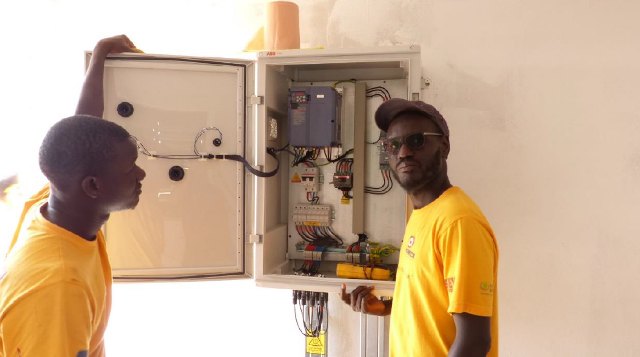 Installation hybride station pompage eau afrique - africa water pump - Afrique - Station de pompage d'eau